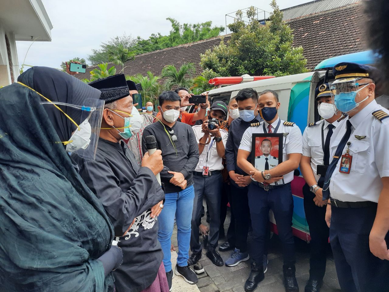 Tahlil Bergema Sambut Jenazah Co-Pilot Sriwijaya Air di Surabaya
