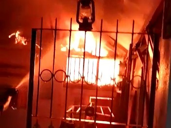 Saat Pergantian Tahun 2021, Percikan Kembang Api Bikin Rumah Terbakar