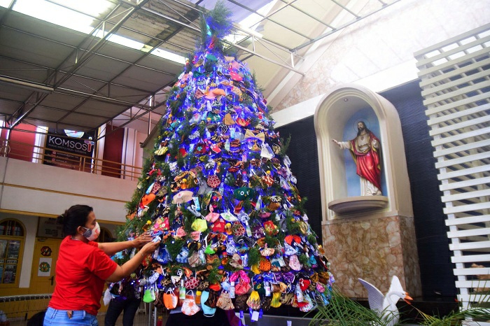Hias Pohon Natal dengan Masker, Ini Pesan Khusus Gereja Kristus Raja