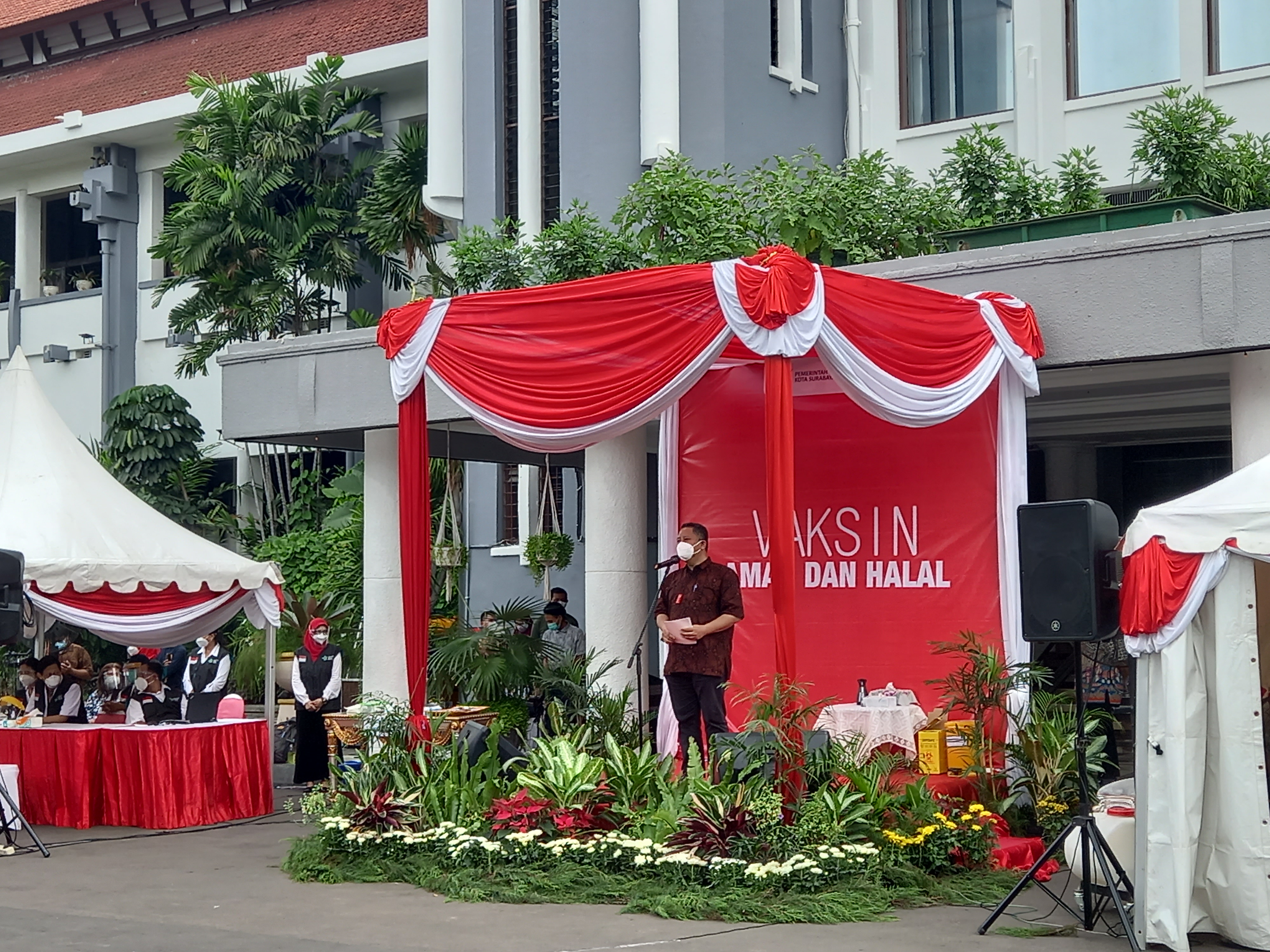 Vaksinasi di Balai Kota, Plt Wali Kota: Arek Suroboyo Kudu Wani