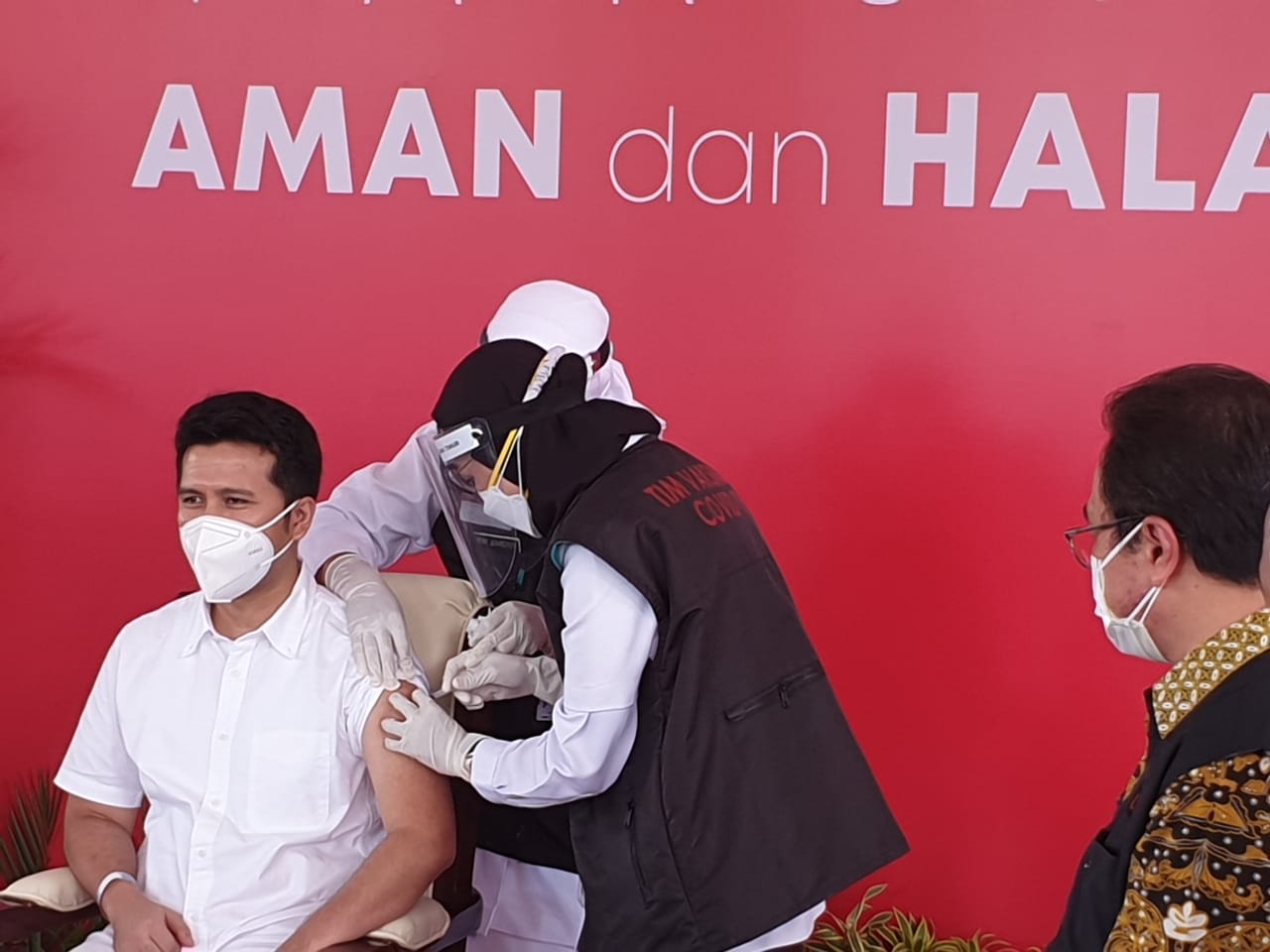 Wagub Emil Jadi Orang Pertama Disuntik Vaksin Sinovac