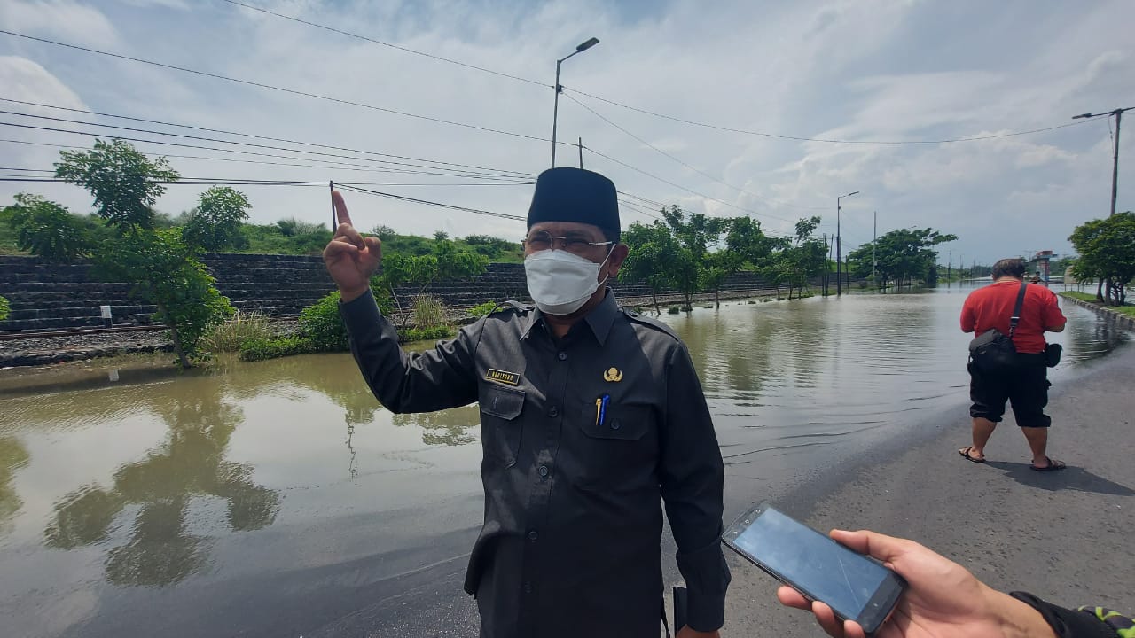 Pantau Banjir di Porong, Pj Bupati: Warga Buang Sampah Sembarangan