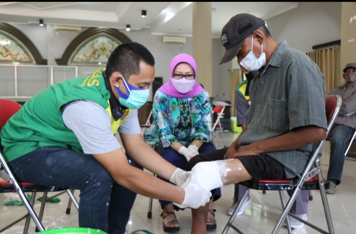 Bupati Jombang Serahkan Kaki Palsu Kepada Penyandang Disabilitas