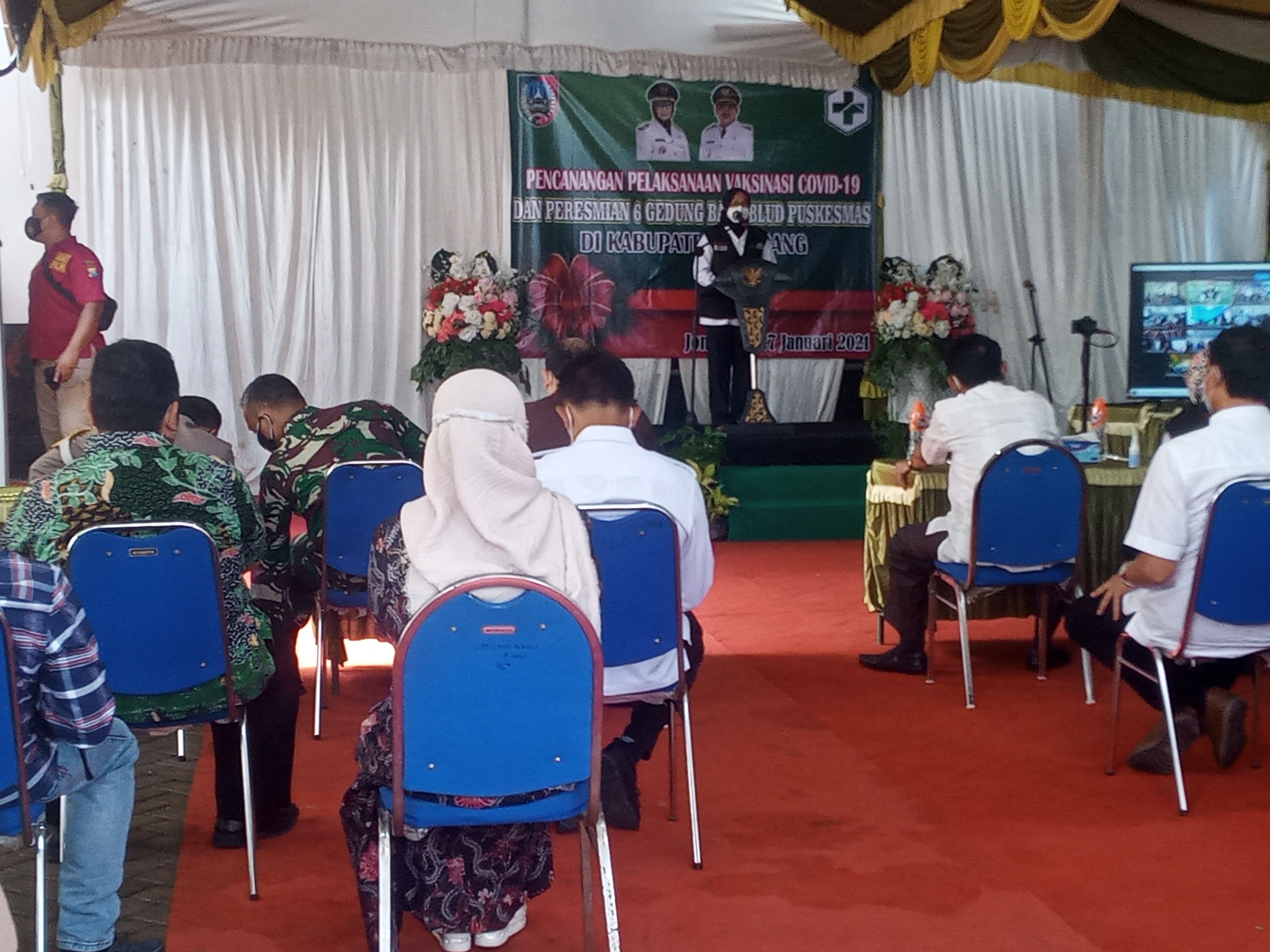Bupati Jombang Lakukan Vaksinasi Pertama di Puskesmas Tambakrejo