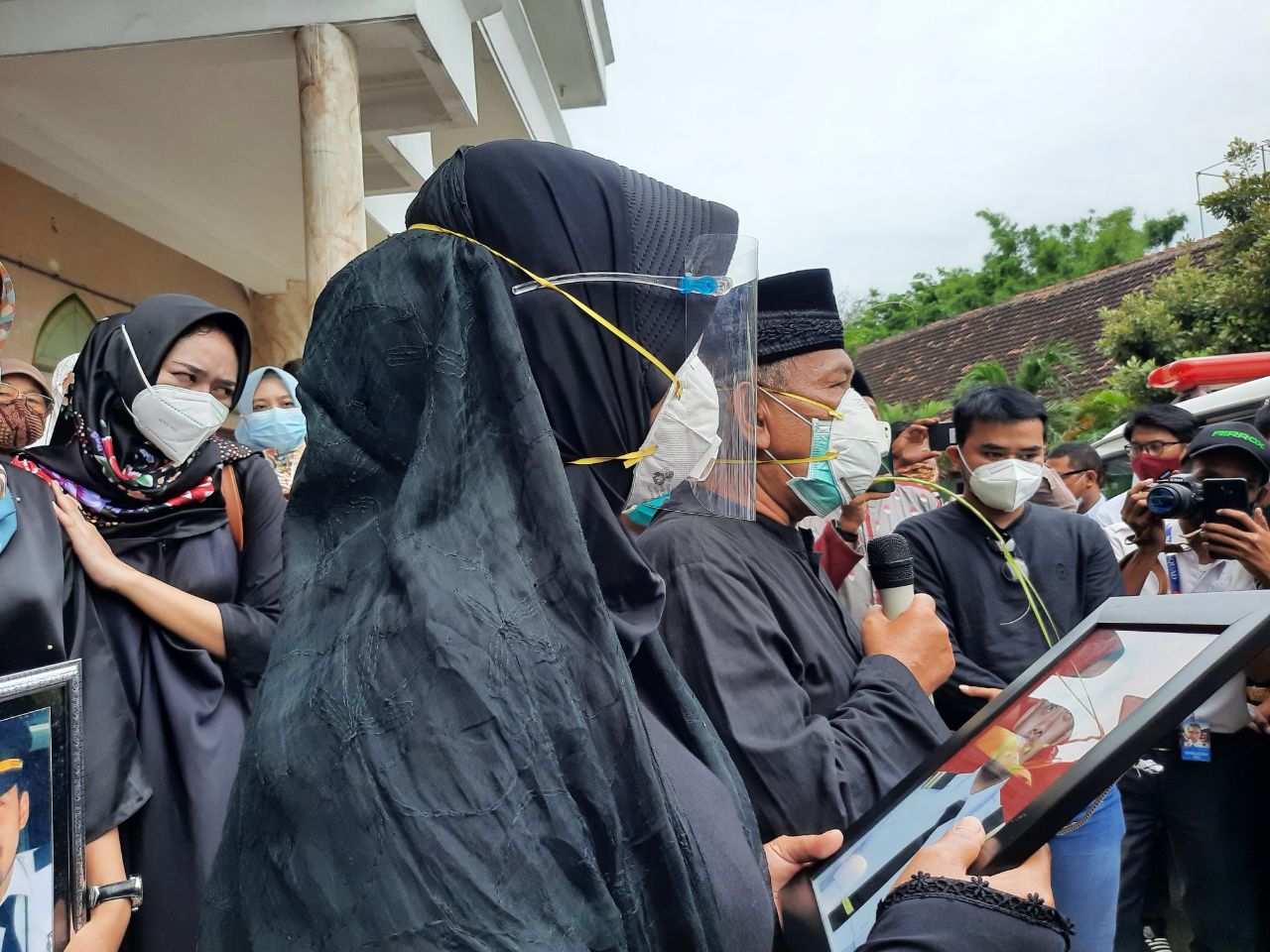 Hanya Bisa Memandang Foto Fadly, Ibu Korban Sriwijaya: Astaghfirullah