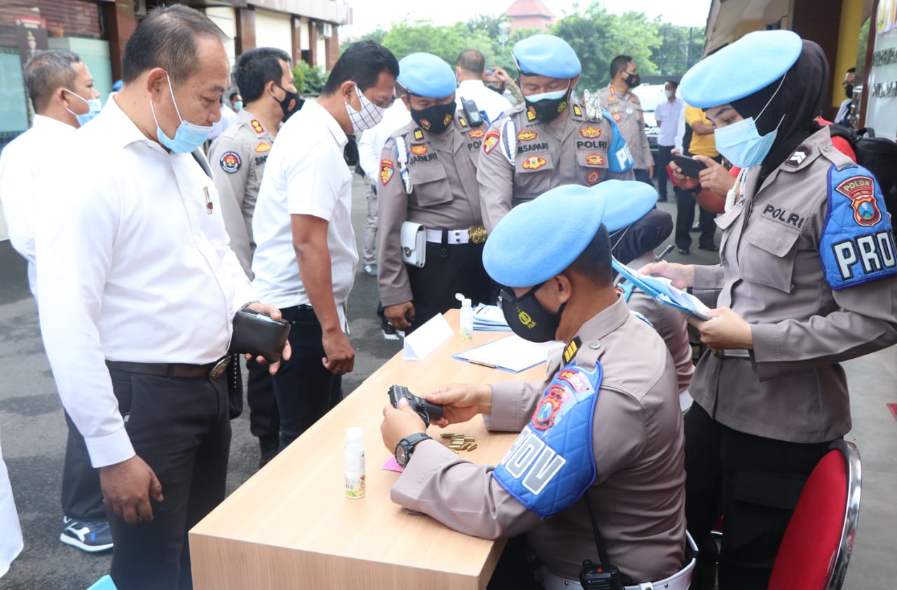 Senjata Api Anggota Diperiksa Propam Polda Jatim