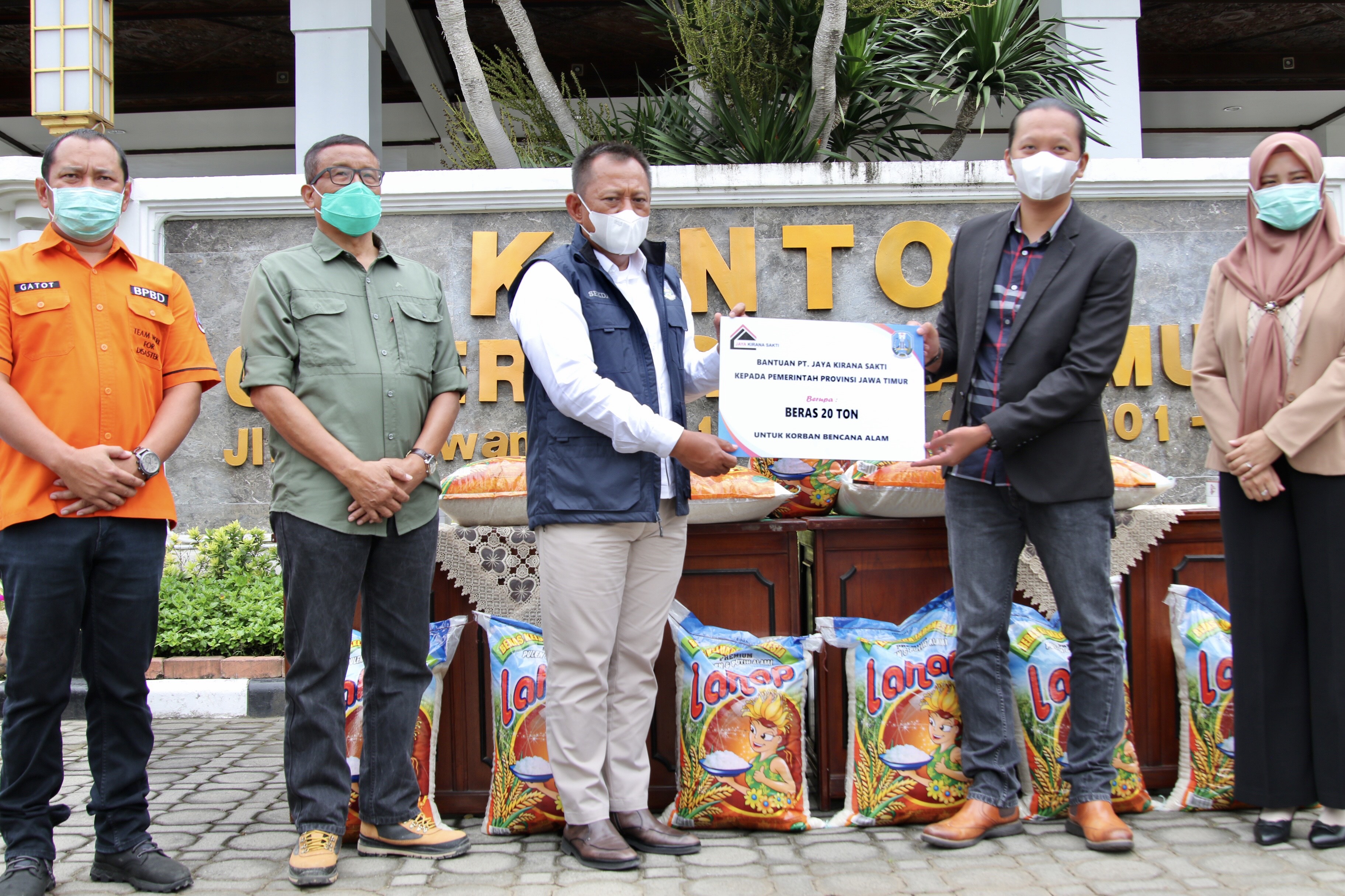 Pemprov Jatim Terima 20 Ton Beras untuk Korban Bencana Kalsel & Sulbar