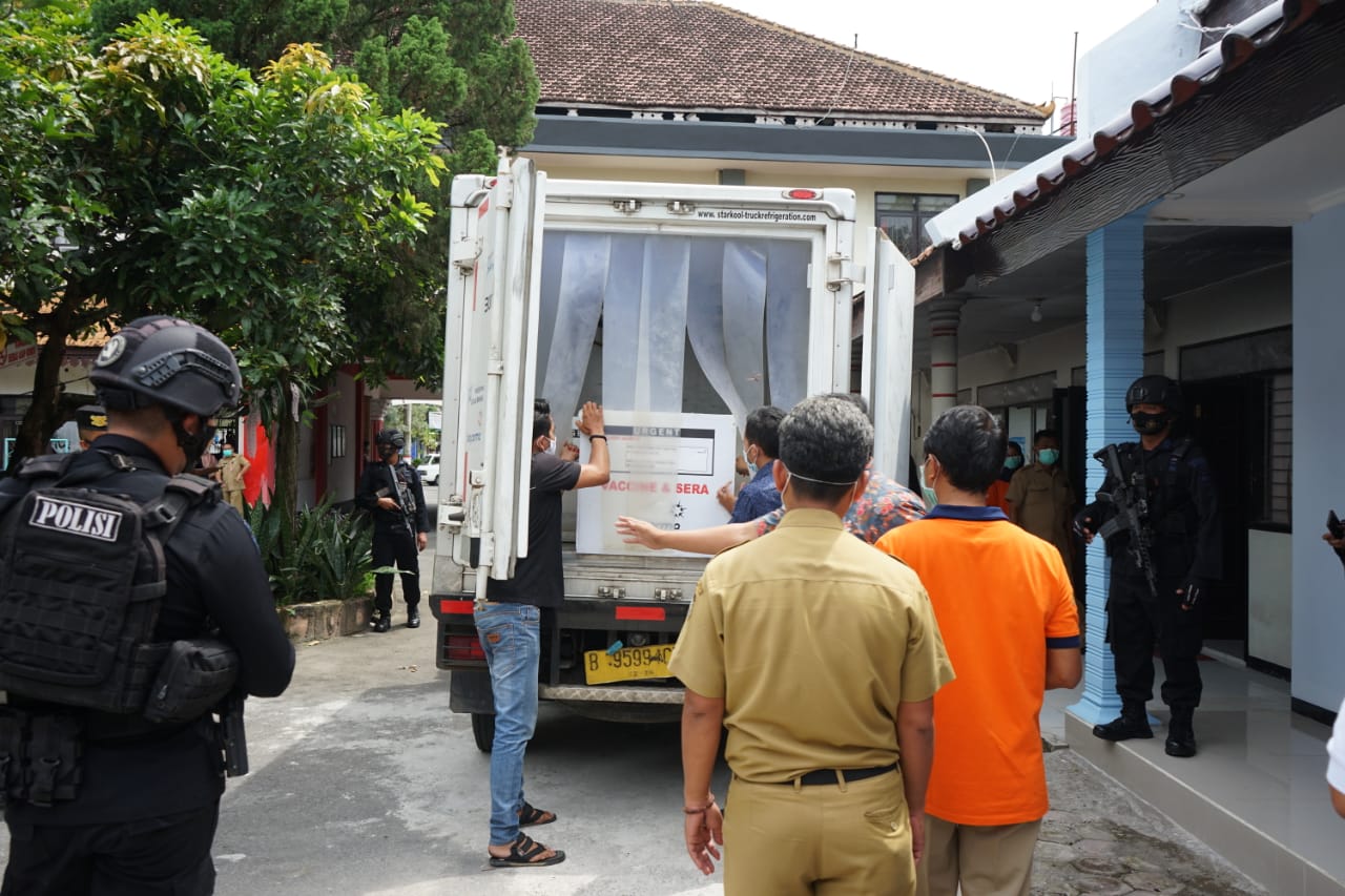 Polisi Kawal Kedatangan 1.240 Vaksin Covid-19 ke Kota Blitar