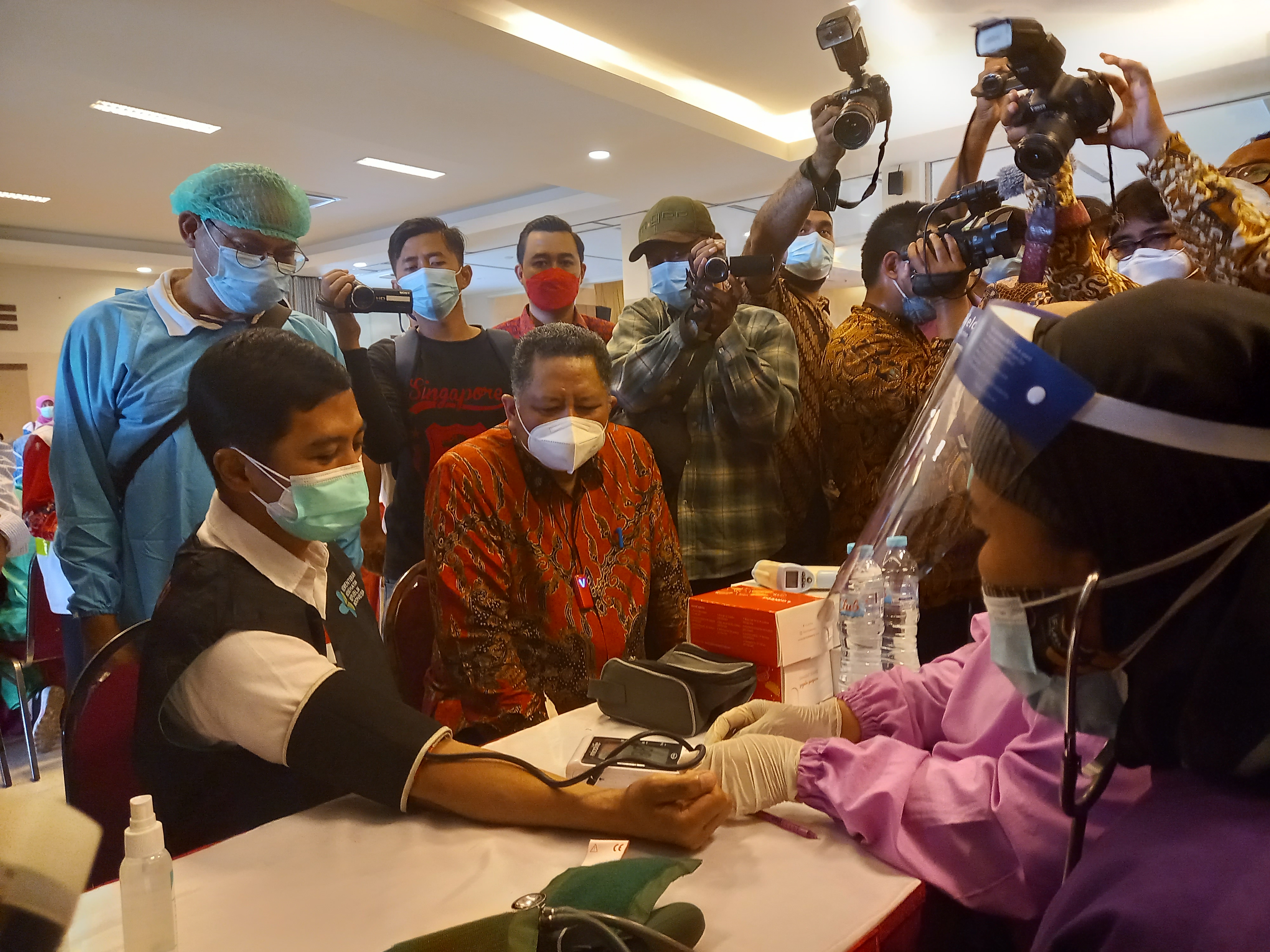 Sidak Vaksinasi Massal Nakes di Surabaya, Wamenkes: Ini Aman dan Imun