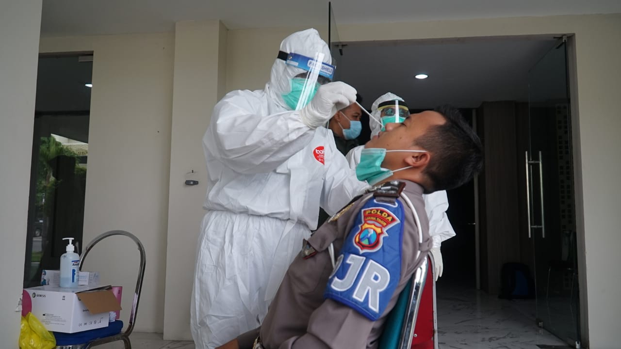 Personel Polda Jatim yang Terlibat Pengamanan Pilkada Jalani Tes Swab