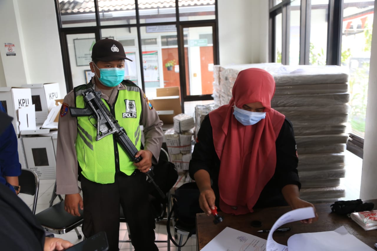 Logistik Pilwali Surabaya Mulai Dikirim, Dikawal Ketat Polisi
