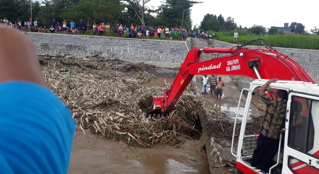 Antisipasi Banjir, Dinas PUPR dan BPBD Jombang Bersihkan Kali Konto