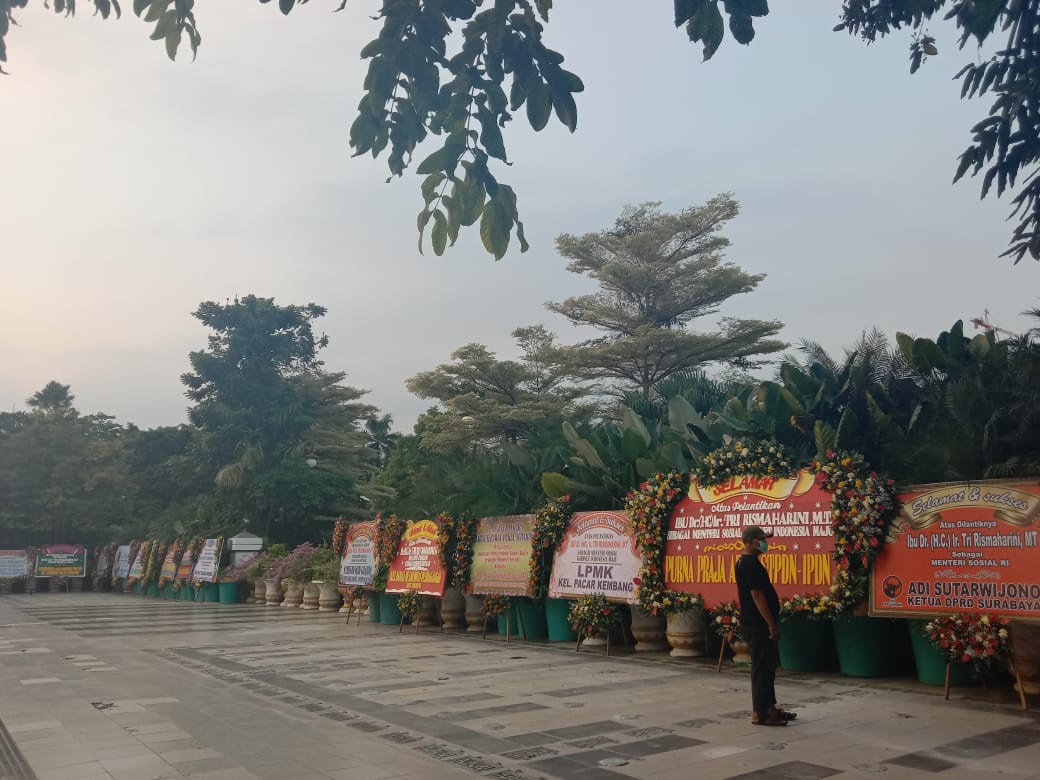 Risma Jadi Mensos, Balai Kota Kebanjiran Karangan Bunga