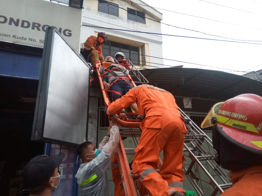 Perbaiki Antena Tersambar Petir, Tangan Arek Surabaya Ini Terbakar