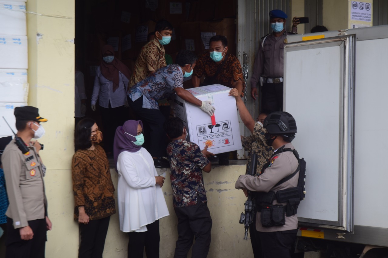 8 Box Vaksin Sinovac Dikirim ke Dinkes Surabaya, Dijaga Ketat Brimob