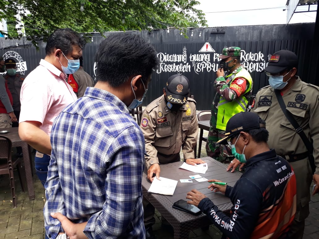 Tekan Penyebaran Covid-19, Tiga Pilar Sukolilo Razia Warkop dan Kafe