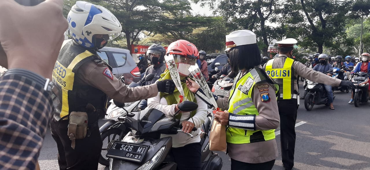 Tertib Lalu Lintas, Satlantas Surabaya Bagi Bunga dan Cokelat