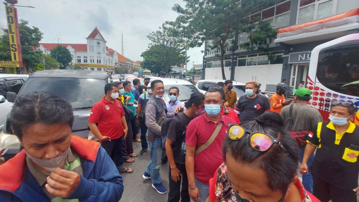 Laporan Perampasan Mobil Rekannya Ditolak Polisi, Puluhan Driver Online Kepung Mapolrestabes Surabaya