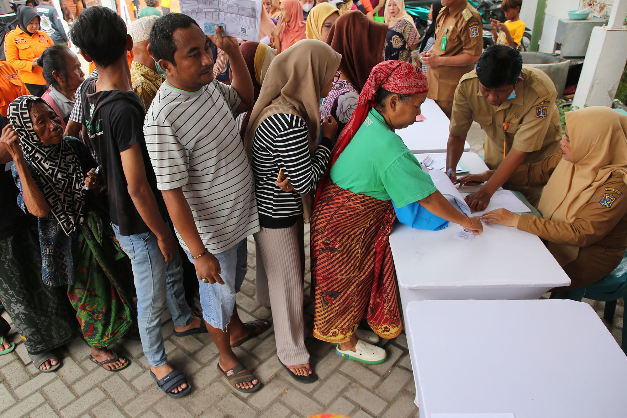 Bagikan 6 Ribu Paket Sembako di 31 Kecamatan, Wali Kota Eri Cahyadi: Ini Cikal Bakal dari Kampung Madani