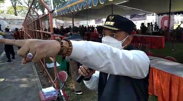 Detik-Detik Wali Kota Surabaya Eri Cahyadi Emosi karena Peserta Vaksinasi COVID-19 Massal Sulit Diatur