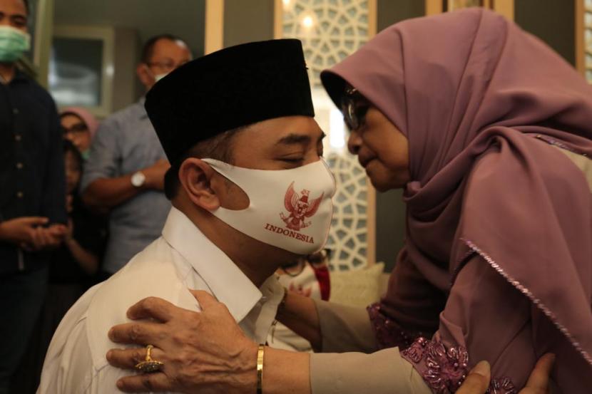 Dapat Dukungan Muslim Tiongha, Eri Cahyadi Dapat Songkok