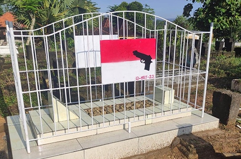 Kenang Kematian Herman, Keluarga Pasang Papan Merah Putih dengan Pistol