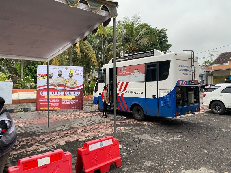 Polda Jatim Layani Perpanjangan SIM Gratis dan Vaksinasi Bagi Korban APG Semeru