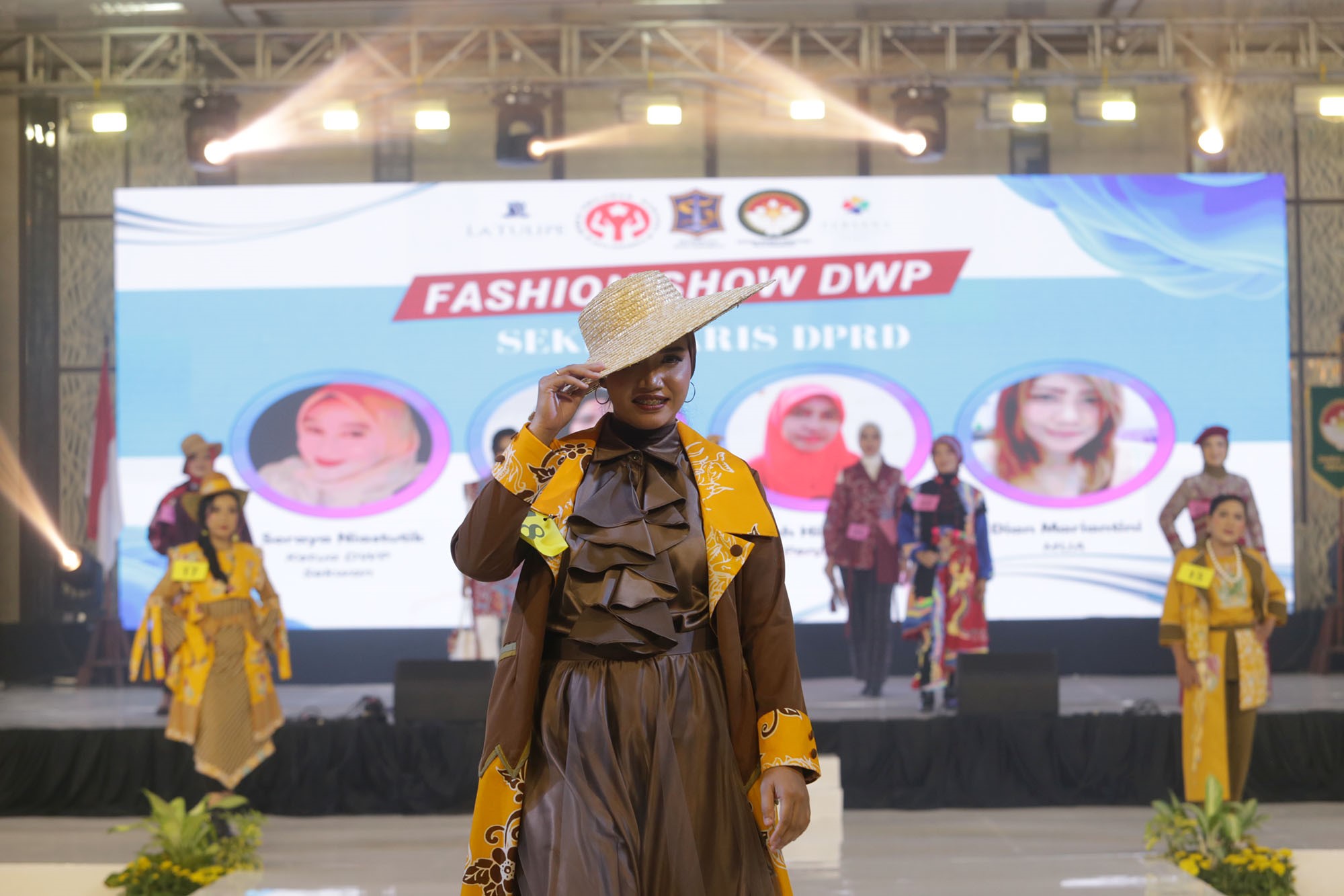 Gelar Fashion Show di HUT Ke-24, DWP Kota Surabaya Libatkan 28 UMKM Jahit Padat Karya