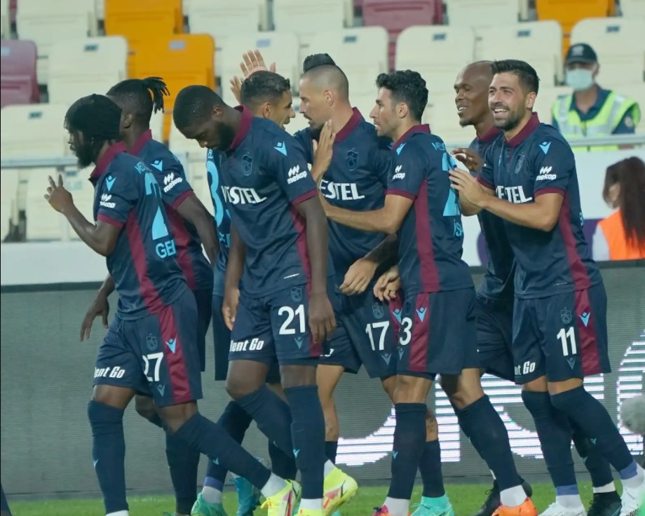 Prediksi Trabzonspor vs AS Roma: Kisah Serigala Menantang Badai di Laut Hitam - Liga Konferensi Eropa UEFA