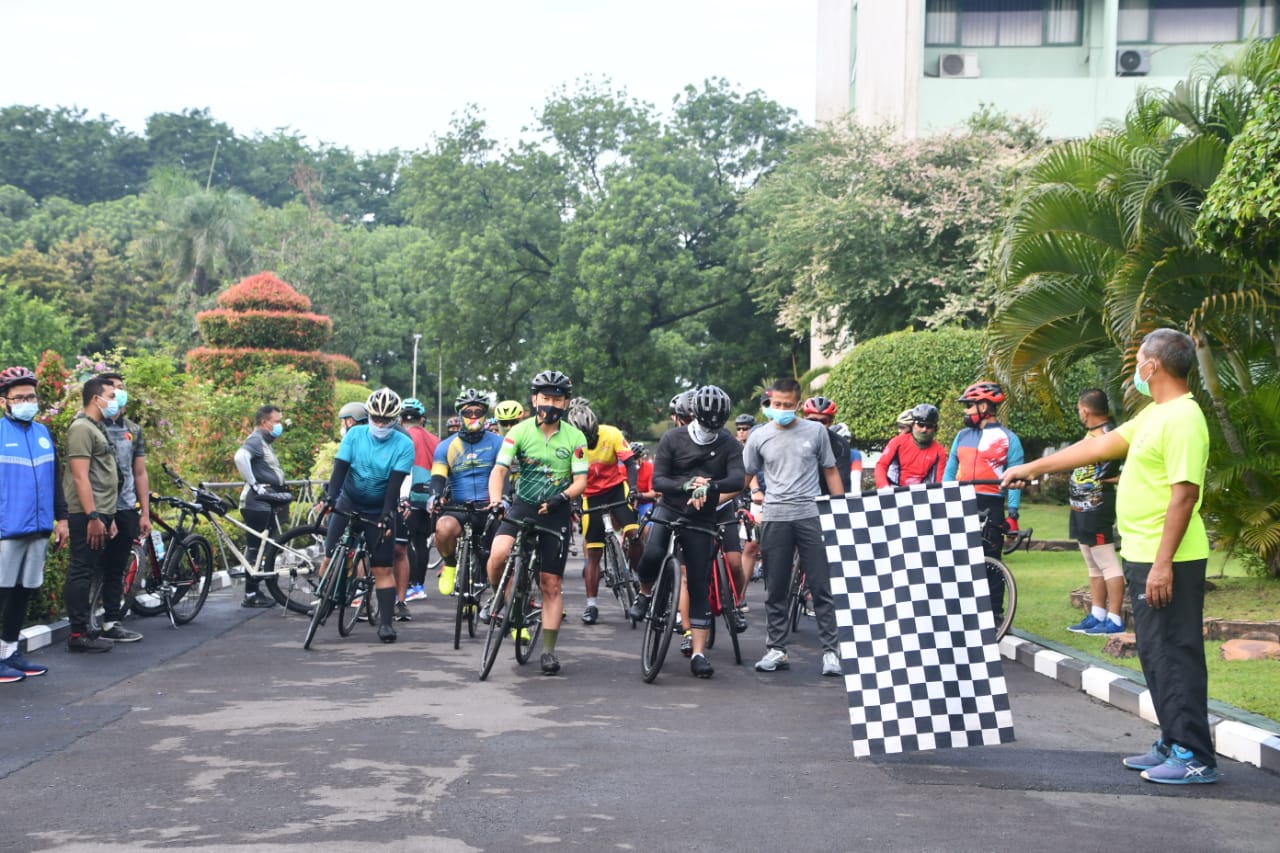 NEWS PHOTO : Gowes Bareng Pangdam V Brawijaya