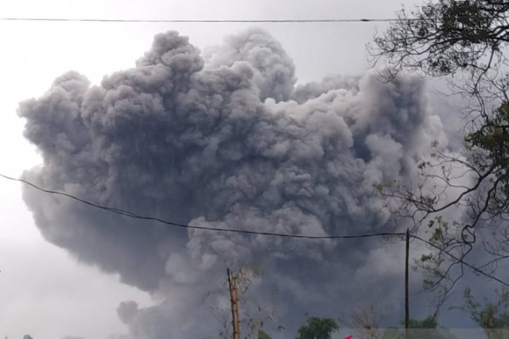 Gunung Semeru Meletus, Warga Panik Menyelamatkan Diri