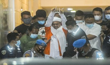 Polisi Tahan Habib Rizieq dengan Tangan Terborgol