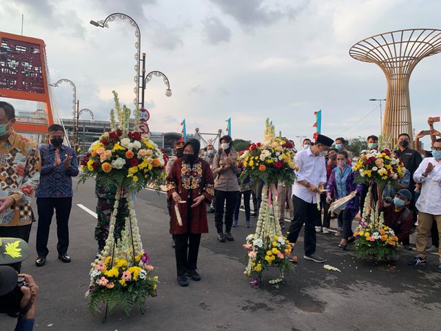 Mensos Risma dan Wali Kota Eri Cahyadi Resmikan Jembatan Sawunggaling