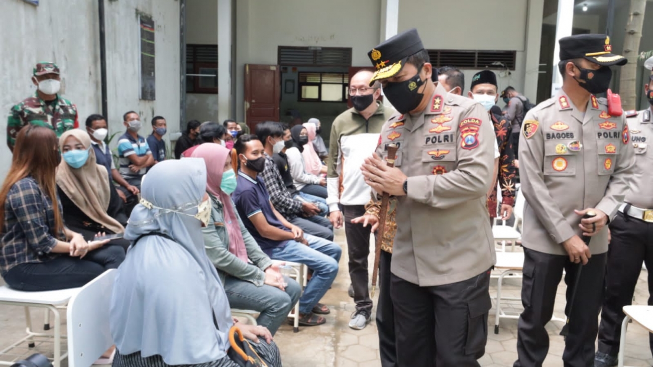 Tinjau Vaksinasi Covid-19 di Nahdlatul Ulama Islamic School, Kapolda Jatim: Setelah Vaksin harus Tetap Jaga Prokes