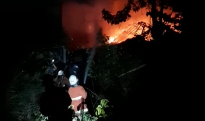 Lihat Rumahnya Hangus Terbakar, Pria ini Gemetaran