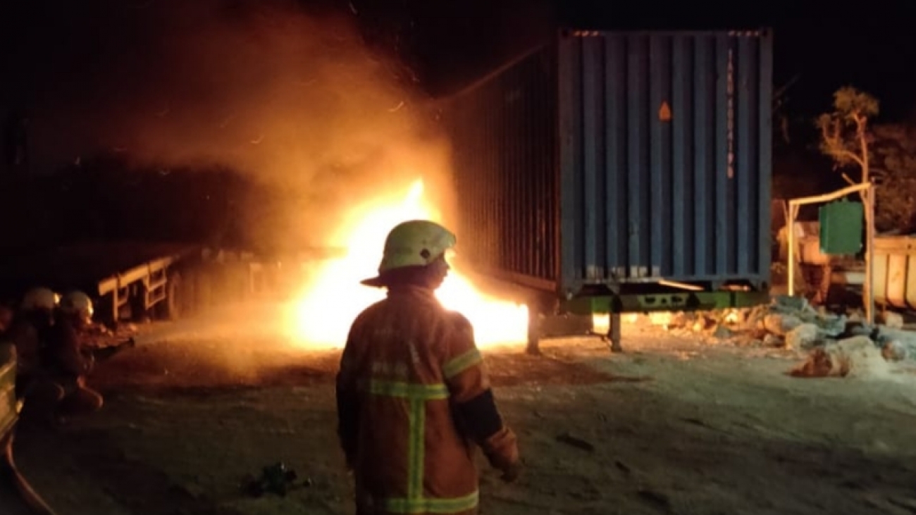 Bakar Sampah Kontainer Terbakar, 5 Unit Pemadam Kebakaran pun Dikerahkan