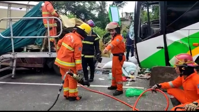 Kecelakaan Bus vs Truk di Tol Dupak Surabaya, Kemudi Direbut Penumpang, 3 Tewas