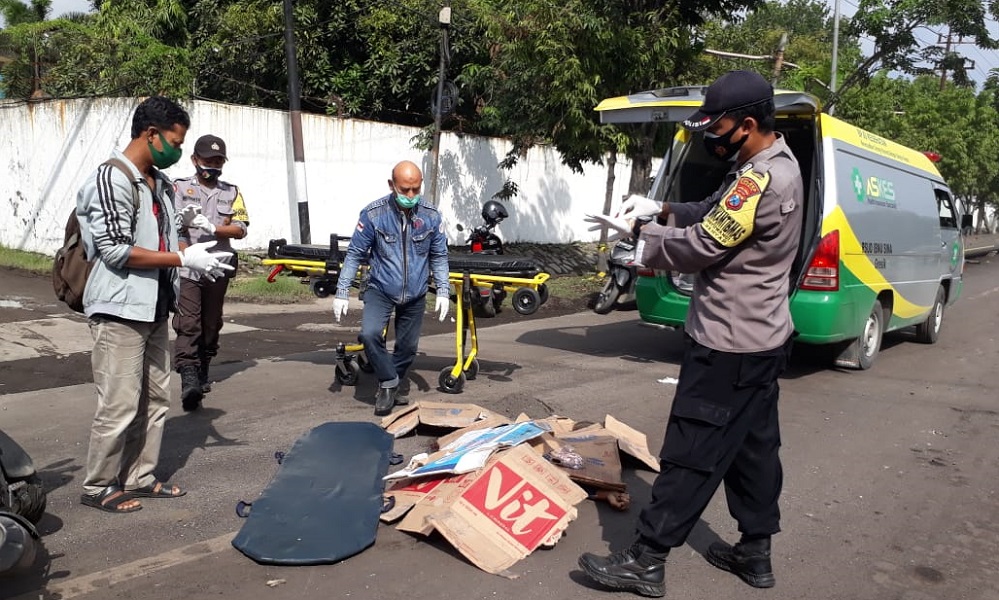 Pemotor Tewas Terlindas Truk Akibat Gundukan Proyek Pipa PDAM Gresik