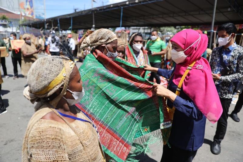 Gubernur Janji Undang Pelaku UMKM Papua di Pameran Dagang Jatim, Khofifah: Jawa Timur Ikut Bantu Promosi