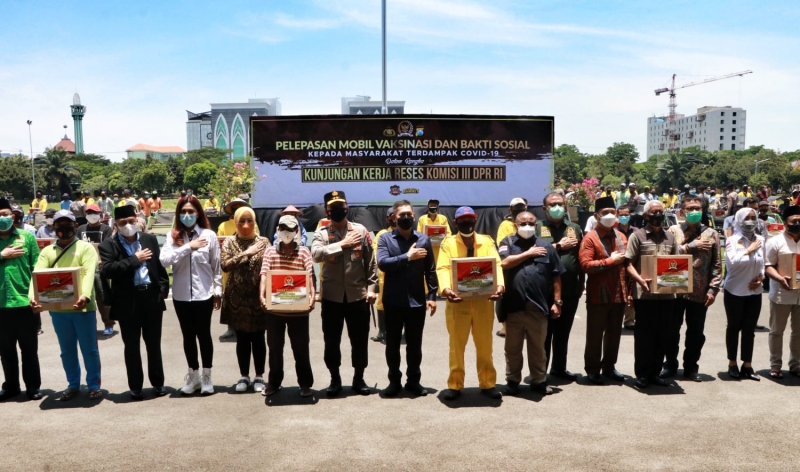 Kunker ke Mapolda Jatim, Komisi III DPR RI Berangkatkan 77 Mobil Vaksin dan Sebarkan 2 Ribu Sembako