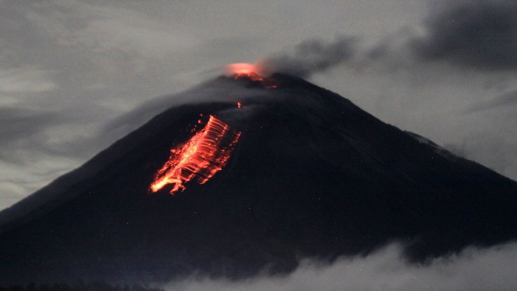 Gunung Semeru Meletus, Ratusan Warga Mengungsi