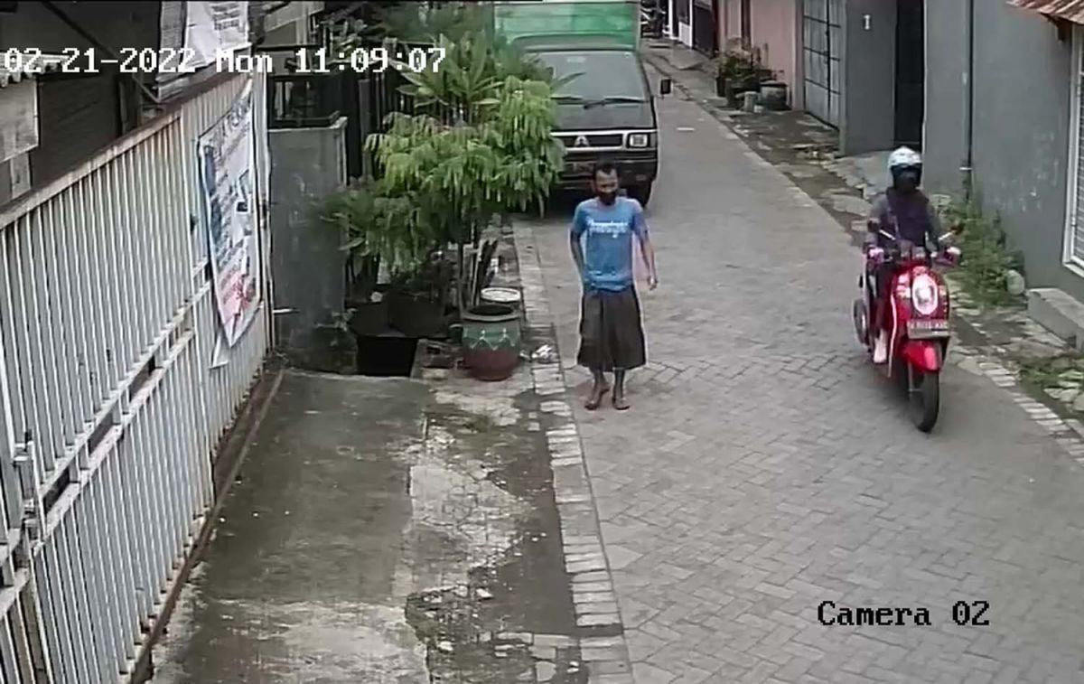 Terekam CCTV dengan Jelas, Maling Bersarung Curi Ponsel di Rumah Warga Jambangan