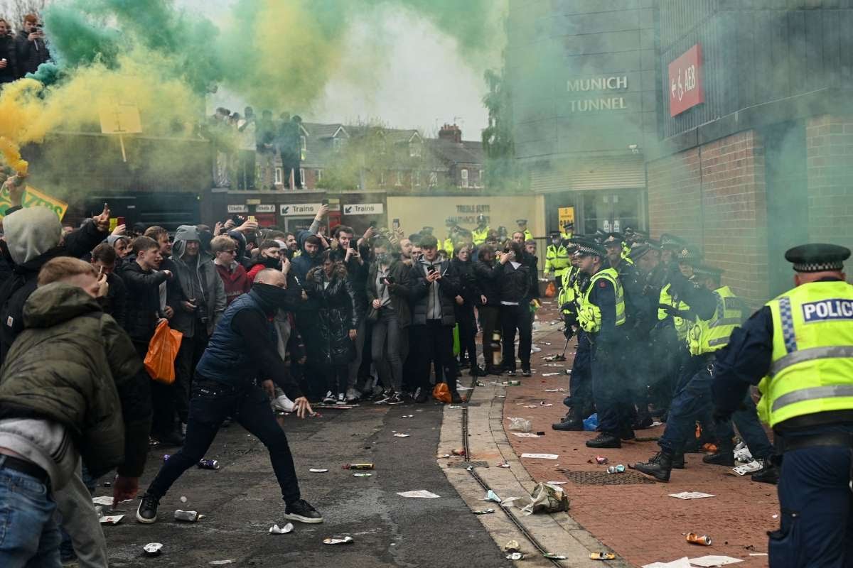 Supporter Ngamuk, Pertandingan Man United vs Liverpool Dibatalkan
