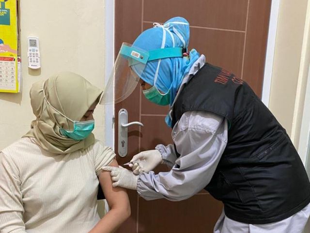 Vaksinasi 425 Nakes di Tulungagung Ditunda karena Gangguan Kesehatan