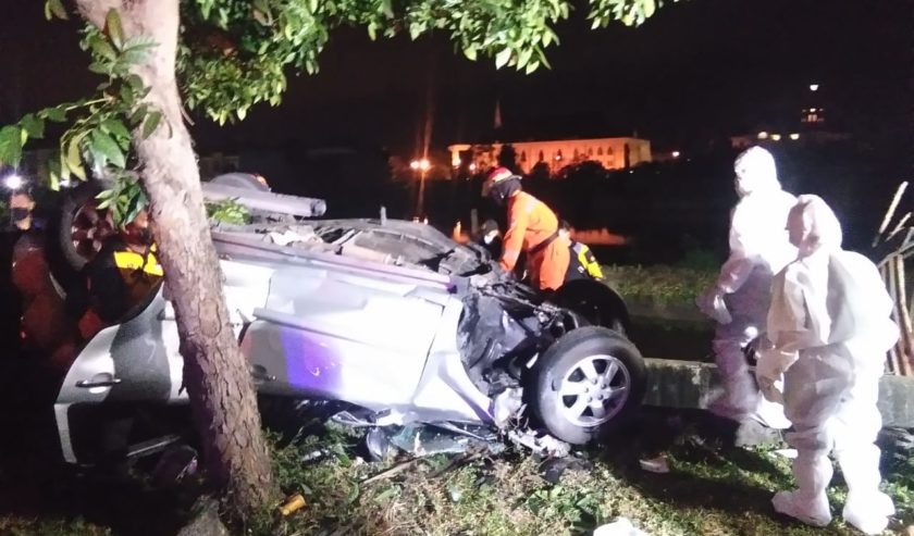 Mobil Terios Tabrak Pohon di MERR Surabaya, Pengemudi Tewas