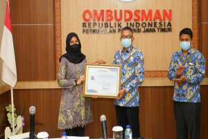 Ombudsman Jatim Serahkan Rapot Kepatuhan Pelayanan Publik, Banyuwangi Raih Nilai Tertinggi