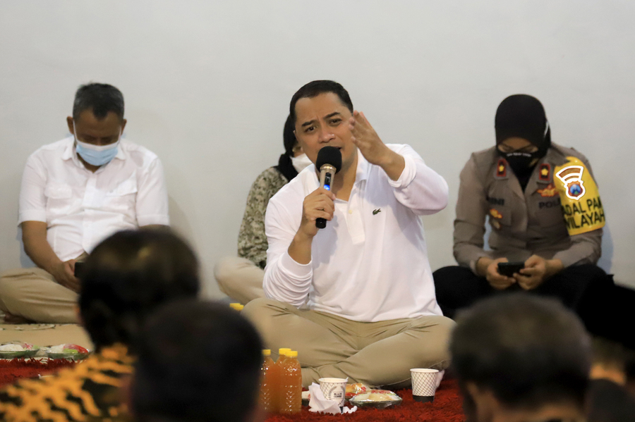 Lesehan di Balai RW, Wali Kota Eri Serap Aspirasi Warga Surabaya: Terus Keliling, Dua Minggu Sekali