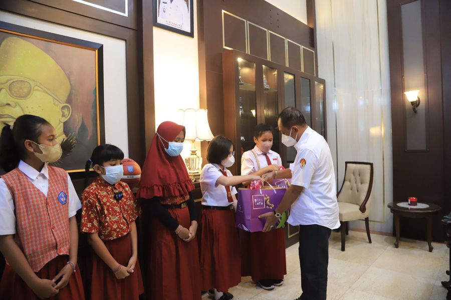 Pemkot Surabaya Beri Beasiswa untuk 824 Siswa Penghafal Kitab Suci
