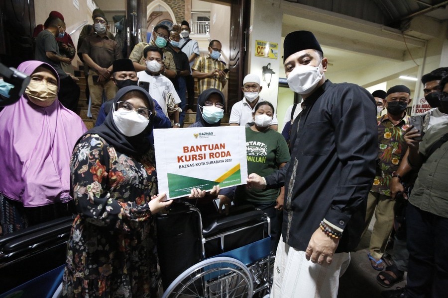 Awali Safari Ramadan, Wali Kota Eri Cahyadi bersama Baznas Bagikan Kursi Roda dan Sembako