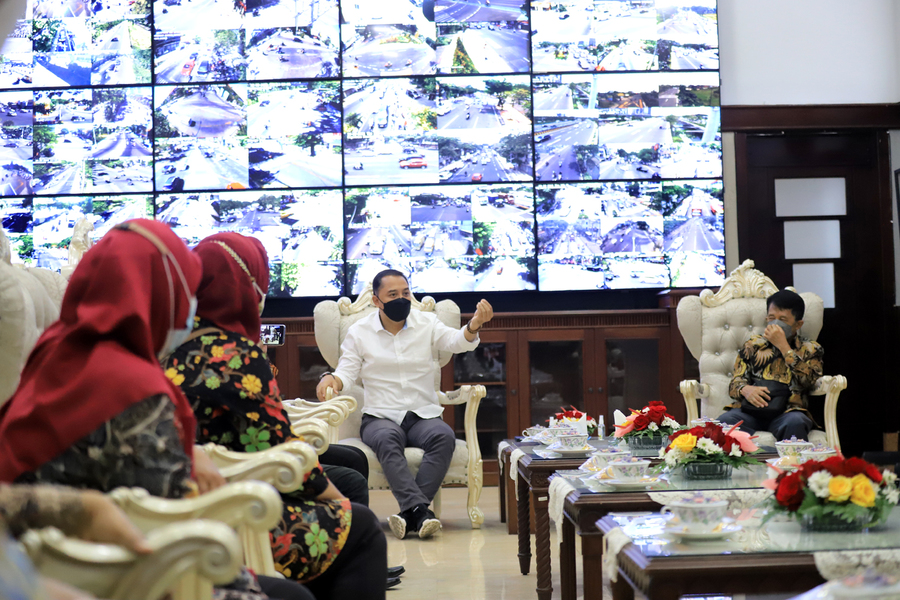 Wali Kota Surabay ErI Cahyadi saat menerima 11 orang anggota Dewan Pendidikan Surabaya.
